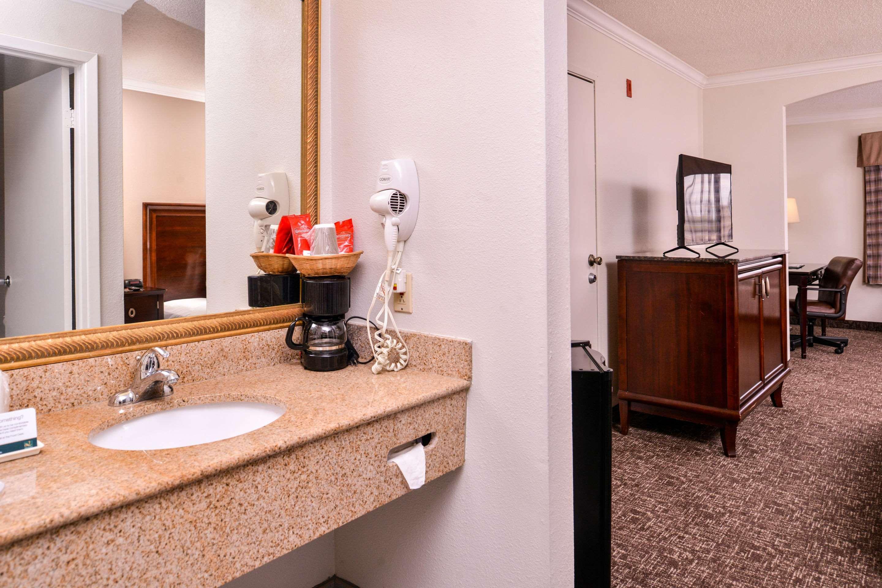 Quality Inn & Suites Beaumont Extérieur photo