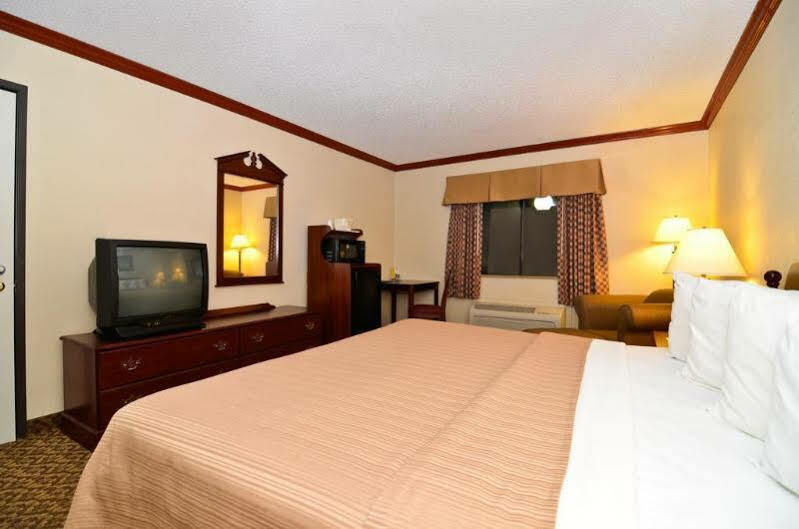 Quality Inn & Suites Beaumont Extérieur photo